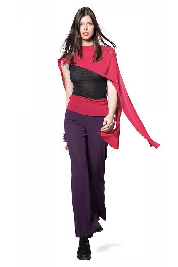roter-poncho-in-kombination-mit-overall-